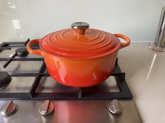 Le Creuset pan op fornuis