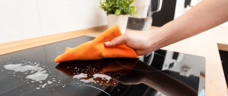inductieplaat schoonmaken - doffe vlekken