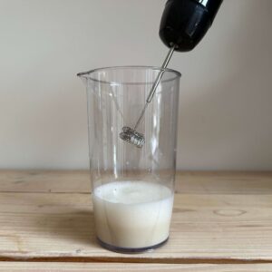 Melk opschuiven in de bijgeleverde beker